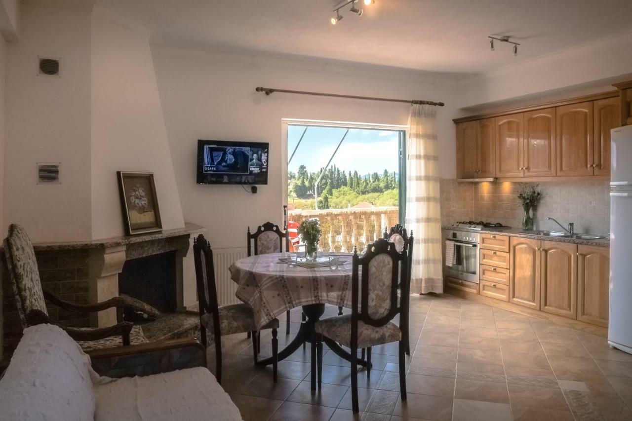 Modern Flat With Beautiful Views In South Of Corfu Appartement Lefkímmi Buitenkant foto